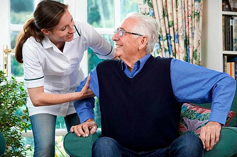 Что дороже - самостоятельный уход или услуга сиделки?