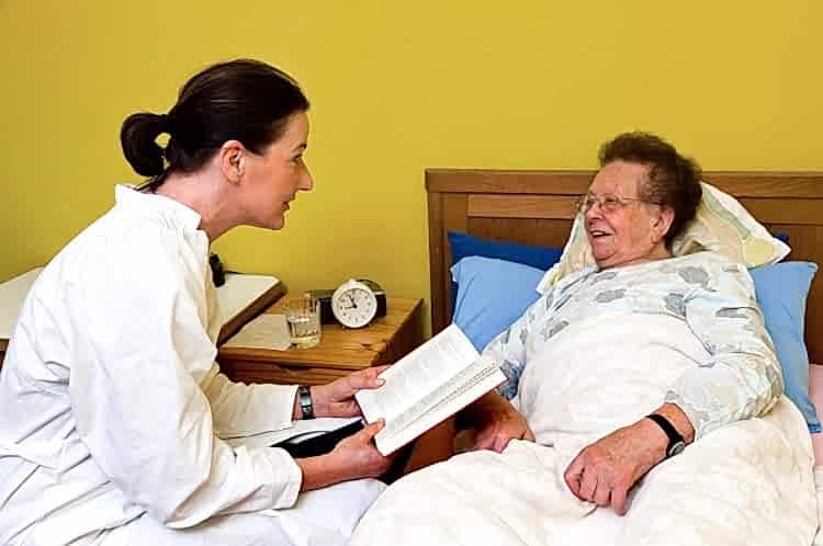 Уход за пожилыми людьми - особенности поиска и найма сиделки Уход за пожилыми людьми - особенности поиска и найма сиделки