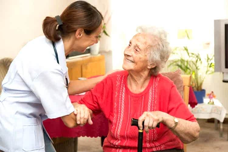 Почему в уходе за пожилыми людьми часто необходима помощь сиделки? Почему в уходе за пожилыми людьми часто необходима помощь сиделки?