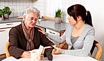 Сиделка для больного деменцией: советы и рекомендации